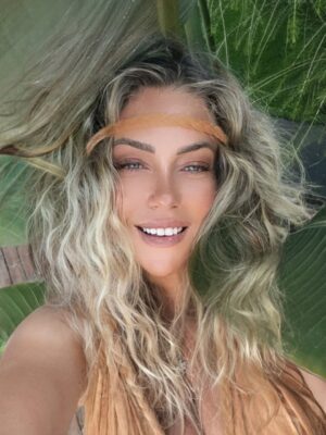 Yeliz Yeşilmen Instagram - Hayat geleceğin telaşında, geçmişin yükünde değil; tam da şu anı kucaklayıp kendini sevmekte saklıdır. #yelizyeşilmen #sarıyaz #instgram #onecikar #keşfet #fyp #eylül #kişiselgelişimveolumlamalar #travel #bodrum #travelblogger #liyfestyle