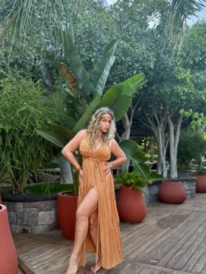 Yeliz Yeşilmen Instagram - Hayat geleceğin telaşında, geçmişin yükünde değil; tam da şu anı kucaklayıp kendini sevmekte saklıdır. #yelizyeşilmen #sarıyaz #instgram #onecikar #keşfet #fyp #eylül #kişiselgelişimveolumlamalar #travel #bodrum #travelblogger #liyfestyle