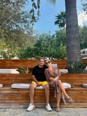 Yeliz Yeşilmen Instagram - “Aşk, zamanın ötesinde bir yolculuk; her anı, ruhumuzun derinliklerinde yankı bulan bir melodi gibidir #Aşk #Romantizm #Birlikte #Mutluluk #Çiftler #Sevgi #İlişki #HayatınTadı #RomantikAnlar #BirlikteGüzel #öneçıkar #keşfet