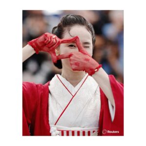 Yoh Yoshida Instagram - みなさまこんばんは🌙

では、お着物について。（前編）

今回のお衣装を選ぶにあたっては随分と悩みましたが、日本のお着物の美しさと私らしさの両方を表現できる「お気に入りの着物たち」に同行してもらいました。結果トランクの半分お着物 笑

赤白の着物は、色合わせと和洋折衷スタイルとたまたま生まれたポージングがカメラマンさんらの目に留まり、映画祭公式Instagramや現地のフリーペーパーなどに掲載していただきました。全て写真と共に映画のタイトルが載ったので、少しは宣伝に貢献できたかなと嬉しく。（写真1、8枚目）

鶴の振袖は、拙著「 #ヒツジヒツジ 」 @hitsuji_hitsuji_official の表紙でも着用したお気に入り。書籍よりも遊びの要素を抑え、オフィシャルに寄せた大人の振袖コーディネートに。黒×白は着物で表現するタキシード的な感覚。

髑髏×髑髏は、レッドカーペット後のディナー、レセプションパーティ、18日の「国宝」鑑賞で着用。かつて、演者が着物を着る歌舞伎や落語を鑑賞する時には着物を着て出掛けたものですが、今回久しぶりにフランスでそれが叶いました。因みに「 #国宝 」（ #吉沢亮 さん 、#横浜流星 さん）は、お二人のお芝居が腰の抜けるほど素晴らしく、僅か一年半という稽古期間で「歌舞伎俳優」の魂までも体現した怪優お二人に賞賛の拍手が止まりませんでした。

ブルーグレーのお着物は、宣伝番組と取材用に用意しました。こちらもお気に入りの白熊の帯を合わせて、ハットも被ってモダンに。ちょいと街歩きという雰囲気の、力の抜けた普段着をイメージしました。

そして…皆さまが気になっておられたカメラマン、ジルさんとの再会は…無事に叶いました！レッドカーペットのカメラマン席をキョロキョロと探していたら「Hey! Yoh!」と声がかかり、見ればカメラを構えたジルさんのお姿が！「私のこと覚えてますか？」と尋ねると「もちろん！さぁ写真を撮るからそこに立って！」と。夢の中の、もう一つの夢が叶ったようでまたまた胸がいっぱい。2〜4枚目はジルさんが撮ってくださったお写真です。どうぞじっくりと。

個人的には、母の形見のイヤリングとリングが、あのポージングによってちゃんと写真に収まったことがとても嬉しかったな。母さん、一緒に行けてよかったねぇ☺️🍇💍

続く。

Here is my outfit for Cannes. I had a hard time choosing, but I chose my favorite kimono because I thought it would express both the beauty of Japanese culture and my personality. I took four different kimonos to Cannes, so half of my suitcase was filled with kimonos...lol.
As a result, my red and white kimono and pose attracted attention, and was posted on several social media and the official distribution, and the title of the film was written along with the photo. So I was happy that I was able to contribute in some way to promoting the film with my kimono. Incidentally, what made me happiest was seeing my mother's keepsake jewelry so clearly visible in the photograph.

to be continued...

@festivaldecannes
@yamanami_movie
@kokuhou_movie