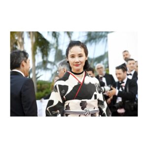 Yoh Yoshida Instagram - みなさまこんばんは🌙

では、お着物について。（前編）

今回のお衣装を選ぶにあたっては随分と悩みましたが、日本のお着物の美しさと私らしさの両方を表現できる「お気に入りの着物たち」に同行してもらいました。結果トランクの半分お着物 笑

赤白の着物は、色合わせと和洋折衷スタイルとたまたま生まれたポージングがカメラマンさんらの目に留まり、映画祭公式Instagramや現地のフリーペーパーなどに掲載していただきました。全て写真と共に映画のタイトルが載ったので、少しは宣伝に貢献できたかなと嬉しく。（写真1、8枚目）

鶴の振袖は、拙著「 #ヒツジヒツジ 」 @hitsuji_hitsuji_official の表紙でも着用したお気に入り。書籍よりも遊びの要素を抑え、オフィシャルに寄せた大人の振袖コーディネートに。黒×白は着物で表現するタキシード的な感覚。

髑髏×髑髏は、レッドカーペット後のディナー、レセプションパーティ、18日の「国宝」鑑賞で着用。かつて、演者が着物を着る歌舞伎や落語を鑑賞する時には着物を着て出掛けたものですが、今回久しぶりにフランスでそれが叶いました。因みに「 #国宝 」（ #吉沢亮 さん 、#横浜流星 さん）は、お二人のお芝居が腰の抜けるほど素晴らしく、僅か一年半という稽古期間で「歌舞伎俳優」の魂までも体現した怪優お二人に賞賛の拍手が止まりませんでした。

ブルーグレーのお着物は、宣伝番組と取材用に用意しました。こちらもお気に入りの白熊の帯を合わせて、ハットも被ってモダンに。ちょいと街歩きという雰囲気の、力の抜けた普段着をイメージしました。

そして…皆さまが気になっておられたカメラマン、ジルさんとの再会は…無事に叶いました！レッドカーペットのカメラマン席をキョロキョロと探していたら「Hey! Yoh!」と声がかかり、見ればカメラを構えたジルさんのお姿が！「私のこと覚えてますか？」と尋ねると「もちろん！さぁ写真を撮るからそこに立って！」と。夢の中の、もう一つの夢が叶ったようでまたまた胸がいっぱい。2〜4枚目はジルさんが撮ってくださったお写真です。どうぞじっくりと。

個人的には、母の形見のイヤリングとリングが、あのポージングによってちゃんと写真に収まったことがとても嬉しかったな。母さん、一緒に行けてよかったねぇ☺️🍇💍

続く。

Here is my outfit for Cannes. I had a hard time choosing, but I chose my favorite kimono because I thought it would express both the beauty of Japanese culture and my personality. I took four different kimonos to Cannes, so half of my suitcase was filled with kimonos...lol.
As a result, my red and white kimono and pose attracted attention, and was posted on several social media and the official distribution, and the title of the film was written along with the photo. So I was happy that I was able to contribute in some way to promoting the film with my kimono. Incidentally, what made me happiest was seeing my mother's keepsake jewelry so clearly visible in the photograph.

to be continued...

@festivaldecannes
@yamanami_movie
@kokuhou_movie
