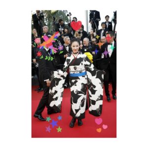 Yoh Yoshida Instagram - みなさまこんばんは🌙

では、お着物について。（前編）

今回のお衣装を選ぶにあたっては随分と悩みましたが、日本のお着物の美しさと私らしさの両方を表現できる「お気に入りの着物たち」に同行してもらいました。結果トランクの半分お着物 笑

赤白の着物は、色合わせと和洋折衷スタイルとたまたま生まれたポージングがカメラマンさんらの目に留まり、映画祭公式Instagramや現地のフリーペーパーなどに掲載していただきました。全て写真と共に映画のタイトルが載ったので、少しは宣伝に貢献できたかなと嬉しく。（写真1、8枚目）

鶴の振袖は、拙著「 #ヒツジヒツジ 」 @hitsuji_hitsuji_official の表紙でも着用したお気に入り。書籍よりも遊びの要素を抑え、オフィシャルに寄せた大人の振袖コーディネートに。黒×白は着物で表現するタキシード的な感覚。

髑髏×髑髏は、レッドカーペット後のディナー、レセプションパーティ、18日の「国宝」鑑賞で着用。かつて、演者が着物を着る歌舞伎や落語を鑑賞する時には着物を着て出掛けたものですが、今回久しぶりにフランスでそれが叶いました。因みに「 #国宝 」（ #吉沢亮 さん 、#横浜流星 さん）は、お二人のお芝居が腰の抜けるほど素晴らしく、僅か一年半という稽古期間で「歌舞伎俳優」の魂までも体現した怪優お二人に賞賛の拍手が止まりませんでした。

ブルーグレーのお着物は、宣伝番組と取材用に用意しました。こちらもお気に入りの白熊の帯を合わせて、ハットも被ってモダンに。ちょいと街歩きという雰囲気の、力の抜けた普段着をイメージしました。

そして…皆さまが気になっておられたカメラマン、ジルさんとの再会は…無事に叶いました！レッドカーペットのカメラマン席をキョロキョロと探していたら「Hey! Yoh!」と声がかかり、見ればカメラを構えたジルさんのお姿が！「私のこと覚えてますか？」と尋ねると「もちろん！さぁ写真を撮るからそこに立って！」と。夢の中の、もう一つの夢が叶ったようでまたまた胸がいっぱい。2〜4枚目はジルさんが撮ってくださったお写真です。どうぞじっくりと。

個人的には、母の形見のイヤリングとリングが、あのポージングによってちゃんと写真に収まったことがとても嬉しかったな。母さん、一緒に行けてよかったねぇ☺️🍇💍

続く。

Here is my outfit for Cannes. I had a hard time choosing, but I chose my favorite kimono because I thought it would express both the beauty of Japanese culture and my personality. I took four different kimonos to Cannes, so half of my suitcase was filled with kimonos...lol.
As a result, my red and white kimono and pose attracted attention, and was posted on several social media and the official distribution, and the title of the film was written along with the photo. So I was happy that I was able to contribute in some way to promoting the film with my kimono. Incidentally, what made me happiest was seeing my mother's keepsake jewelry so clearly visible in the photograph.

to be continued...

@festivaldecannes
@yamanami_movie
@kokuhou_movie