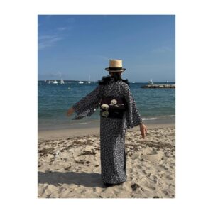 Yoh Yoshida Instagram - みなさまこんばんは🌙

では、お着物について。（前編）

今回のお衣装を選ぶにあたっては随分と悩みましたが、日本のお着物の美しさと私らしさの両方を表現できる「お気に入りの着物たち」に同行してもらいました。結果トランクの半分お着物 笑

赤白の着物は、色合わせと和洋折衷スタイルとたまたま生まれたポージングがカメラマンさんらの目に留まり、映画祭公式Instagramや現地のフリーペーパーなどに掲載していただきました。全て写真と共に映画のタイトルが載ったので、少しは宣伝に貢献できたかなと嬉しく。（写真1、8枚目）

鶴の振袖は、拙著「 #ヒツジヒツジ 」 @hitsuji_hitsuji_official の表紙でも着用したお気に入り。書籍よりも遊びの要素を抑え、オフィシャルに寄せた大人の振袖コーディネートに。黒×白は着物で表現するタキシード的な感覚。

髑髏×髑髏は、レッドカーペット後のディナー、レセプションパーティ、18日の「国宝」鑑賞で着用。かつて、演者が着物を着る歌舞伎や落語を鑑賞する時には着物を着て出掛けたものですが、今回久しぶりにフランスでそれが叶いました。因みに「 #国宝 」（ #吉沢亮 さん 、#横浜流星 さん）は、お二人のお芝居が腰の抜けるほど素晴らしく、僅か一年半という稽古期間で「歌舞伎俳優」の魂までも体現した怪優お二人に賞賛の拍手が止まりませんでした。

ブルーグレーのお着物は、宣伝番組と取材用に用意しました。こちらもお気に入りの白熊の帯を合わせて、ハットも被ってモダンに。ちょいと街歩きという雰囲気の、力の抜けた普段着をイメージしました。

そして…皆さまが気になっておられたカメラマン、ジルさんとの再会は…無事に叶いました！レッドカーペットのカメラマン席をキョロキョロと探していたら「Hey! Yoh!」と声がかかり、見ればカメラを構えたジルさんのお姿が！「私のこと覚えてますか？」と尋ねると「もちろん！さぁ写真を撮るからそこに立って！」と。夢の中の、もう一つの夢が叶ったようでまたまた胸がいっぱい。2〜4枚目はジルさんが撮ってくださったお写真です。どうぞじっくりと。

個人的には、母の形見のイヤリングとリングが、あのポージングによってちゃんと写真に収まったことがとても嬉しかったな。母さん、一緒に行けてよかったねぇ☺️🍇💍

続く。

Here is my outfit for Cannes. I had a hard time choosing, but I chose my favorite kimono because I thought it would express both the beauty of Japanese culture and my personality. I took four different kimonos to Cannes, so half of my suitcase was filled with kimonos...lol.
As a result, my red and white kimono and pose attracted attention, and was posted on several social media and the official distribution, and the title of the film was written along with the photo. So I was happy that I was able to contribute in some way to promoting the film with my kimono. Incidentally, what made me happiest was seeing my mother's keepsake jewelry so clearly visible in the photograph.

to be continued...

@festivaldecannes
@yamanami_movie
@kokuhou_movie