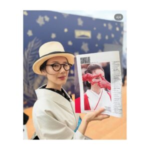 Yoh Yoshida Instagram - みなさまこんばんは🌙

では、お着物について。（前編）

今回のお衣装を選ぶにあたっては随分と悩みましたが、日本のお着物の美しさと私らしさの両方を表現できる「お気に入りの着物たち」に同行してもらいました。結果トランクの半分お着物 笑

赤白の着物は、色合わせと和洋折衷スタイルとたまたま生まれたポージングがカメラマンさんらの目に留まり、映画祭公式Instagramや現地のフリーペーパーなどに掲載していただきました。全て写真と共に映画のタイトルが載ったので、少しは宣伝に貢献できたかなと嬉しく。（写真1、8枚目）

鶴の振袖は、拙著「 #ヒツジヒツジ 」 @hitsuji_hitsuji_official の表紙でも着用したお気に入り。書籍よりも遊びの要素を抑え、オフィシャルに寄せた大人の振袖コーディネートに。黒×白は着物で表現するタキシード的な感覚。

髑髏×髑髏は、レッドカーペット後のディナー、レセプションパーティ、18日の「国宝」鑑賞で着用。かつて、演者が着物を着る歌舞伎や落語を鑑賞する時には着物を着て出掛けたものですが、今回久しぶりにフランスでそれが叶いました。因みに「 #国宝 」（ #吉沢亮 さん 、#横浜流星 さん）は、お二人のお芝居が腰の抜けるほど素晴らしく、僅か一年半という稽古期間で「歌舞伎俳優」の魂までも体現した怪優お二人に賞賛の拍手が止まりませんでした。

ブルーグレーのお着物は、宣伝番組と取材用に用意しました。こちらもお気に入りの白熊の帯を合わせて、ハットも被ってモダンに。ちょいと街歩きという雰囲気の、力の抜けた普段着をイメージしました。

そして…皆さまが気になっておられたカメラマン、ジルさんとの再会は…無事に叶いました！レッドカーペットのカメラマン席をキョロキョロと探していたら「Hey! Yoh!」と声がかかり、見ればカメラを構えたジルさんのお姿が！「私のこと覚えてますか？」と尋ねると「もちろん！さぁ写真を撮るからそこに立って！」と。夢の中の、もう一つの夢が叶ったようでまたまた胸がいっぱい。2〜4枚目はジルさんが撮ってくださったお写真です。どうぞじっくりと。

個人的には、母の形見のイヤリングとリングが、あのポージングによってちゃんと写真に収まったことがとても嬉しかったな。母さん、一緒に行けてよかったねぇ☺️🍇💍

続く。

Here is my outfit for Cannes. I had a hard time choosing, but I chose my favorite kimono because I thought it would express both the beauty of Japanese culture and my personality. I took four different kimonos to Cannes, so half of my suitcase was filled with kimonos...lol.
As a result, my red and white kimono and pose attracted attention, and was posted on several social media and the official distribution, and the title of the film was written along with the photo. So I was happy that I was able to contribute in some way to promoting the film with my kimono. Incidentally, what made me happiest was seeing my mother's keepsake jewelry so clearly visible in the photograph.

to be continued...

@festivaldecannes
@yamanami_movie
@kokuhou_movie