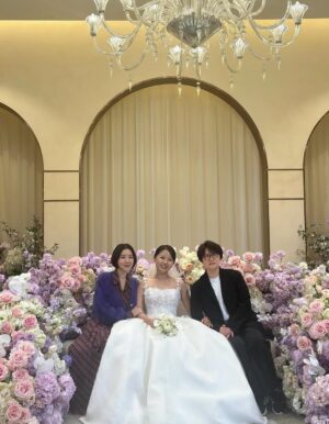 Yoon Se-a Instagram - 결혼 축하해. 은남아.
덕분에 보고픈 사람들 다모여 행복했다.
너무 잘 살았다. 칭찬해…♥️
세상 더없이 행복하렴.
꽃이 너어무 예뻤던…🥀
내친구 정은이랑 오랜만에 사진한장 남긴날.
하하하.
#행복하세아🍀