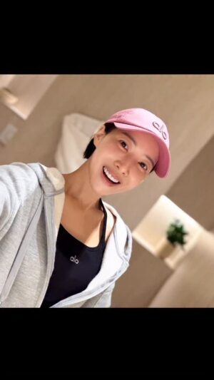Yoon Se-a Instagram - #🩷
달려가고 싶은 이유 한가득!
고달팠던 다리에 날개 달고 시원하게 풀고 왔어요.
예쁜 모자, 꼬까신 신고…🕊️
고맙습니다.
#행복하세아🍀
@alo