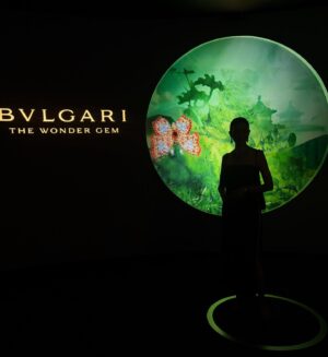 Yuka Itaya Instagram - 夢のような夜を過ごしました。
ブルガリ　カレイドス展　六本木の国立新美術館にて。
ジュエリーから現代アートまで350点が出品され
過去最大の規模だそうです。
地球🌏に産まれた石たちをデザイナーが表現し
職人が全力を尽くす。どの作品に対しても
ため息と、感嘆の声、、、本当に素晴らしかったです。
すべてのジュエリーにきっと物語があり
それを想像し、旅をすることも
また、この展覧会の楽しみ方なのかもしれません。
ぜひ、お出かけください。パワーをもらえますよ！
#bvlgari  #bvlgariexhibition  #kaleidos  @bvlgari#pr