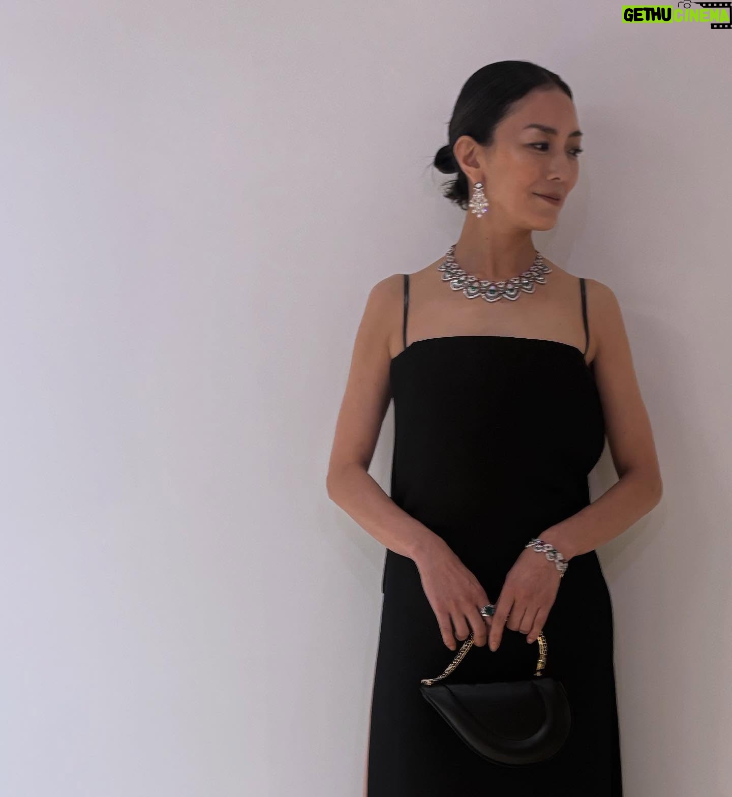 Yuka Itaya - 47.2K Likes - 夢のような夜を過ごしました。
ブルガリ　カレイドス展　六本木の国立新美術館にて。
ジュエリーから現代アートまで350点が出品され
過去最大の規模だそうです。
地球🌏に産まれた石たちをデザイナーが表現し
職人が全力を尽くす。どの作品に対しても
ため息と、感嘆の声、、、本当に素晴らしかったです。
すべてのジュエリーにきっと物語があり
それを想像し、旅をすることも
また、この展覧会の楽しみ方なのかもしれません。
ぜひ、お出かけください。パワーをもらえますよ！
#bvlgari  #bvlgariexhibition  #kaleidos  @bvlgari#pr