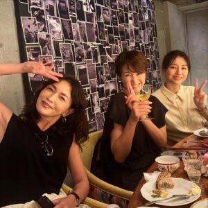 Yuka Itaya Instagram - みんないろいろあるけれど
みんなそれぞれ戦っていて
毎日おつかれさん会、みたいな飲み会、のような報告会🍷
このメンバーでご飯すると大体へべれけになる。
案の定あたしはさっきまでデザートが何だったか
覚えていなかった。おそろしい。
楽しかったことだけははっきり覚えてます。