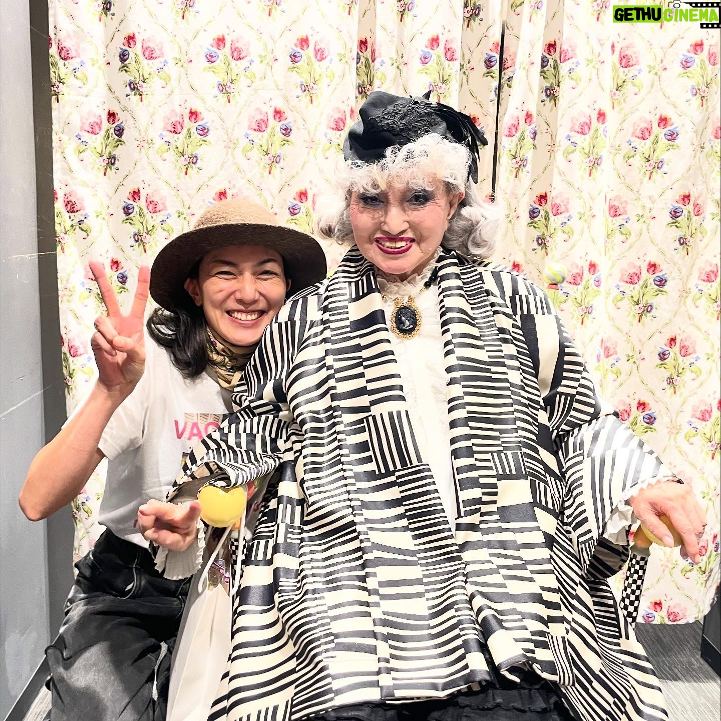 Yuka Itaya - 32K Likes - 先日、ハロルドとモードを観劇しました。
去年の今頃は、舞台上に居たんだなって不思議な気持ちに
なったりして。
1年ぶりにお会いする徹子さん　@tetsukokuroyanagi 
は、ますますパワフルで。
パワー頂きました。
そうちゃん @so.matsushima_19971127 も元気に再会。連ドラ頑張って！
万物は流れる。
人は笑い人は泣く。
再び響いたセリフでした。