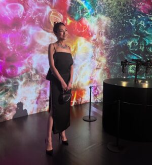 Yuka Itaya Instagram - 夢のような夜を過ごしました。
ブルガリ　カレイドス展　六本木の国立新美術館にて。
ジュエリーから現代アートまで350点が出品され
過去最大の規模だそうです。
地球🌏に産まれた石たちをデザイナーが表現し
職人が全力を尽くす。どの作品に対しても
ため息と、感嘆の声、、、本当に素晴らしかったです。
すべてのジュエリーにきっと物語があり
それを想像し、旅をすることも
また、この展覧会の楽しみ方なのかもしれません。
ぜひ、お出かけください。パワーをもらえますよ！
#bvlgari  #bvlgariexhibition  #kaleidos  @bvlgari#pr