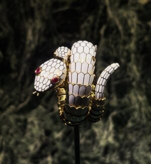 Yuka Itaya Instagram - 夢のような夜を過ごしました。
ブルガリ　カレイドス展　六本木の国立新美術館にて。
ジュエリーから現代アートまで350点が出品され
過去最大の規模だそうです。
地球🌏に産まれた石たちをデザイナーが表現し
職人が全力を尽くす。どの作品に対しても
ため息と、感嘆の声、、、本当に素晴らしかったです。
すべてのジュエリーにきっと物語があり
それを想像し、旅をすることも
また、この展覧会の楽しみ方なのかもしれません。
ぜひ、お出かけください。パワーをもらえますよ！
#bvlgari  #bvlgariexhibition  #kaleidos  @bvlgari#pr