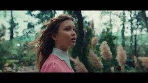 Yulia Peresild Instagram - Какой красивый номер! Какая нежная и красивая песня! @anka.peresild_ @bikovic @oleg_michaylovich @irina_gorbacheva @mediaslovostudio . Алиса в стране Чудес уже в кино! Такая красота получилась 🌸сказочная!