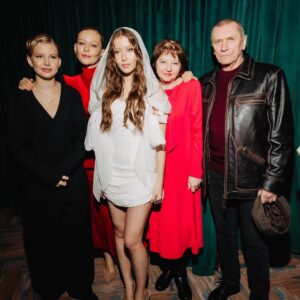 Yulia Peresild Instagram - Вчера состоялась премьера «Алисы в стране Чудес». Сказать, что я волновалась - ничего не сказать. Гораздо проще пережить свою премьеру , чем своего ребенка . Я поздравляю команду с фильмом ! Поздравляю @mediaslovostudio с таким большим проектом! Поздравляю @yurahmelnitskiy ♥️- как ты это все осилил ( не представляю) ! Всех крутейших артистов! А еще поздравляю мою любимую красотку @anka.peresild_ ! Моя милая девочка, я знаю , что помимо таланта , ты вложила в этот фильм свое большое нежное сердце . Столько бессонных ночей, купаний в ледяной воде , разбитых в кровь коленок , слез , эмоций , умения справляться со своими страхами, тяжелейших репетиций - пусть все это вернется тебе - Любовью 🌸Зрителя и уважением Коллег !  А мы всегда рядом - ты знаешь- мама, папа, сестра, бабуля, дедуля, Наташа, Ира, Ваня, Илюша - мы все твой ТЫЛ - надо сказать не слабый🤪 я в красоте от @loginov.fashion прическа @beliysad мейк -Юра Столяров