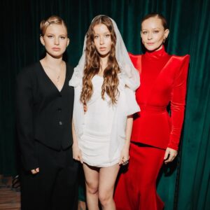 Yulia Peresild Instagram - Вчера состоялась премьера «Алисы в стране Чудес». Сказать, что я волновалась - ничего не сказать. Гораздо проще пережить свою премьеру , чем своего ребенка . Я поздравляю команду с фильмом ! Поздравляю @mediaslovostudio с таким большим проектом! Поздравляю @yurahmelnitskiy ♥️- как ты это все осилил ( не представляю) ! Всех крутейших артистов! А еще поздравляю мою любимую красотку @anka.peresild_ ! Моя милая девочка, я знаю , что помимо таланта , ты вложила в этот фильм свое большое нежное сердце . Столько бессонных ночей, купаний в ледяной воде , разбитых в кровь коленок , слез , эмоций , умения справляться со своими страхами, тяжелейших репетиций - пусть все это вернется тебе - Любовью 🌸Зрителя и уважением Коллег !  А мы всегда рядом - ты знаешь- мама, папа, сестра, бабуля, дедуля, Наташа, Ира, Ваня, Илюша - мы все твой ТЫЛ - надо сказать не слабый🤪 я в красоте от @loginov.fashion прическа @beliysad мейк -Юра Столяров