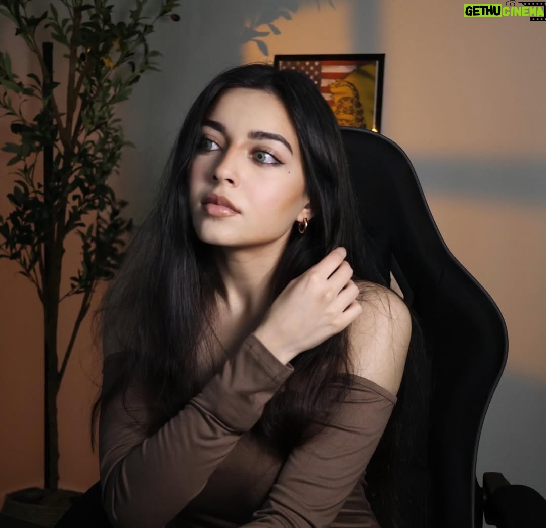 Zara Dar - 1.8K Likes - Studying you 📚

#collegegirls #professor #stemgirls #cute