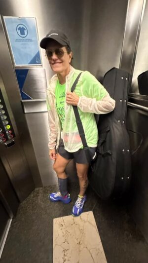 Zélia Duncan Instagram - Bom dia para os corredores que carregam o violão pra pista!! Uhuuuu!!!! #corraporumacausa  @imaconexoes
