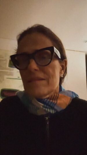 Zélia Duncan Instagram - Agradeço a todas as lindas e inúmeras mensagens pelo meu aniversário, recebo cada voto de peito aberto e um monte de amor. "Mas a vida é real e de viés"... A realidade me pegou de jeito. Violência, racismo, desmandos, é só o que sobrou do Rio? Vamos deixar que fique assim? Enquanto isso o crime continua organizado e os que fazem essa roda girar, dormem em seus travesseiros! 🥲.