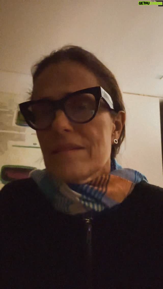 Zélia Duncan - 16.9K Likes - Agradeço a todas as lindas e inúmeras mensagens pelo meu aniversário, recebo cada voto de peito aberto e um monte de amor. "Mas a vida é real e de viés"... A realidade me pegou de jeito. Violência, racismo, desmandos, é só o que sobrou do Rio? Vamos deixar que fique assim? Enquanto isso o crime continua organizado e os que fazem essa roda girar, dormem em seus travesseiros! 🥲.