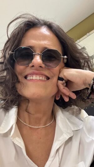 Zélia Duncan Instagram - Eu, nos ventos macios de Fortaleza! Ventos de Iansã! Lugar forte e alegre, onde daqui a pouco faço uma conversa, no Centro Cultural da Caixa Econômica, que ajudou a trazer #corraporumacausa pra essa cidade tão linda! A corrida e o show acontecerão amanhã! Tem caminhada tb e convidados. eu estou exatamente esta foto. Cheia de oxigênio e sorrisos! Quem vamos?