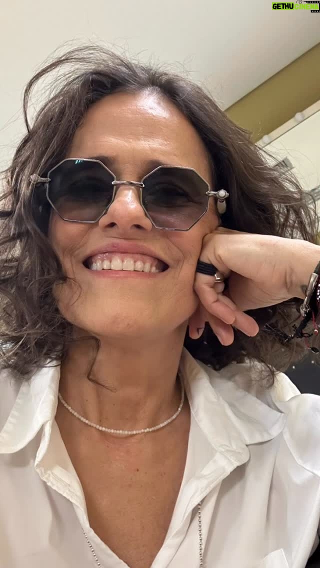 Zélia Duncan - 4.6K Likes - Eu, nos ventos macios de Fortaleza! Ventos de Iansã! Lugar forte e alegre, onde daqui a pouco faço uma conversa, no Centro Cultural da Caixa Econômica, que ajudou a trazer #corraporumacausa pra essa cidade tão linda! A corrida e o show acontecerão amanhã! Tem caminhada tb e convidados. eu estou exatamente esta foto. Cheia de oxigênio e sorrisos! Quem vamos?