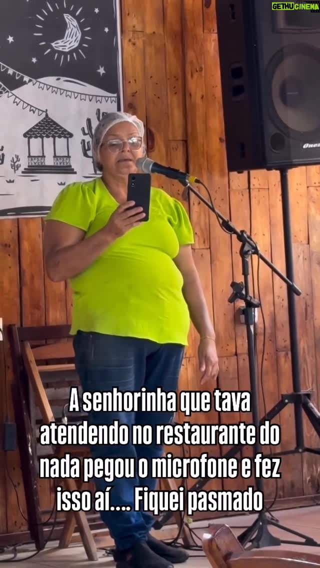 Zélia Duncan - 31K Likes - Eu peguei esse vídeo pra mim assim que apareceu, porque me comoveu demais. Tem tanta coisa bonita pra gente pensar e se emocionar numa só cena.
A voz, meu tema favorito, que atravessa tudo na minha vida, atravessou tb dona Lila, que pela legenda original, aproveitou o que parecia uma privacidade e correu pro microfone. Crianças fazem isso o tempo todo, dizem uma palavra um som, uma risada, se amplificam e saem correndo.
Dona Lia devia ter um amigo na mesa de som, ou ela mesma desvendou o mistério, pois o acompanhamento sai da caixa, como sua voz. Nas mãos, a letra da canção, que ela ama, digo isso pela voz misturada com o coração, que ela emitiu sem um pingo de esforço, como a impecável Gal Costa faria  e que ela deve ter ouvido a vida toda...ou não. Pode ter aprendido a canção com o rei Roberto Carlos, para quem seu autor, Caetano Veloso, ( o meu rei), deu de presente, décadas atrás.
O que é cantar? Pra mim  é  falar, dizer uma coisa, entregar o pacote, dividir com alguém, mas antes, consigo mesma. A atitude dela é tão profundamente natural e perfeita tecnicamente, que me levou às lágrimas. Pela singeleza de um ato que pra ela foi e deve ser faz tempo, incontrolável. Por conta da tal “força estranha’, que nos leva pra beira do microfone, sem nos importarmos com nada, a não ser sentir aquele ar passando pelas  vias respiratórias, como um tsunami particular de vento, que expulsa as palavras de dentro de nós e faz tudo parar por alguns minutos. Porque Caetano um dia nos lembrou que “a vida é amiga da arte” e nem deu tempo de tirar a toca de trabalho, ficou mais linda ainda a urgência de cantar . Obrigada, Caetano, Roberto, Gal e dona Lila, sempre vamos parar pra ouvir vocês! Bom dia, gente!
PS1-quem filma a chama de “a vovozinha do restaurante”...não sei a idade da nossa cantora maravilhosa, mas a voz está fresquinha!
PS2- o vídeo de Caetano ouvindo dona Lila e calando emocionado, vale à pena ser visto...