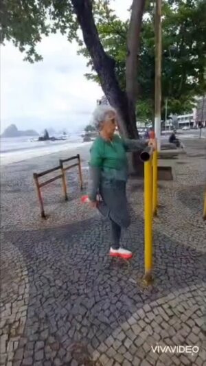 Zélia Duncan Instagram - Quando mamãe me disse ser essa a música minha de que ela mais gosta, percebi que cada frase dessa letra, eu aprendi junto com ela.Vou fazer 61, um pouco antes dela fazer 90, daqui a pouco. Duas idosas, cada uma na sua pista, sabendo que no percurso, os passos de uma, guiarão ou até  confundirão a outra, cada uma na sua velocidade possível, sempre e pra sempre, aprendendo a seguir. Mãe, obrigada por não desistir de você! É uma sorte sem fim ver vc se movimentando assim!  PS- o video é de hj cedo! BENDITAS(@tnalia e ZD)