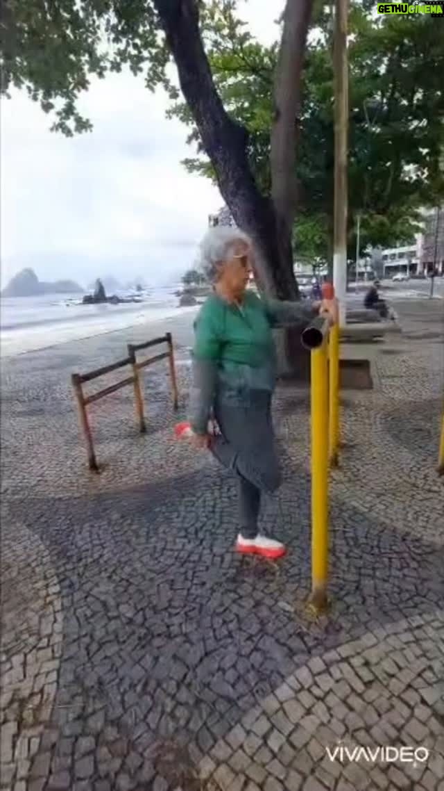 Zélia Duncan - 6.9K Likes - Quando mamãe me disse ser essa a música minha de que ela mais gosta, percebi que cada frase dessa letra, eu aprendi junto com ela.Vou fazer 61, um pouco antes dela fazer 90, daqui a pouco. Duas idosas, cada uma na sua pista, sabendo que no percurso, os passos de uma, guiarão ou até  confundirão a outra, cada uma na sua velocidade possível, sempre e pra sempre, aprendendo a seguir. Mãe, obrigada por não desistir de você! É uma sorte sem fim ver vc se movimentando assim!  PS- o video é de hj cedo! BENDITAS(@tnalia e ZD)