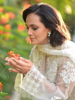 Aamina Sheikh Instagram - 🌿🍁🤍
This song has my heart ! All the best to team #Neelofar ( @neelofarthefilm ) for their beautiful film with our beloved stars ✨ @mahirahkhan @fawadkhan81 releasing 28th Nov 2025
It's bound to be a heartwarming treat ! ❤️
This gorgeous outfit is by @saniamaskatiya 🤍
Always making us feel regal and beautiful !
📸 @mediaeyesproduction