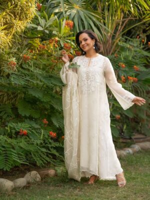 Aamina Sheikh Instagram - 🌿🍁🤍
This song has my heart ! All the best to team #Neelofar ( @neelofarthefilm ) for their beautiful film with our beloved stars ✨ @mahirahkhan @fawadkhan81 releasing 28th Nov 2025
It's bound to be a heartwarming treat ! ❤️
This gorgeous outfit is by @saniamaskatiya 🤍
Always making us feel regal and beautiful !
📸 @mediaeyesproduction