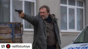 Açelya Devrim Yılhan Instagram - İşler kontrolden çıktığında ne kadar ileri gidebilirsin? Kasaba 11 Aralık’ta sadece Netflix’te. @netflixturkiye
