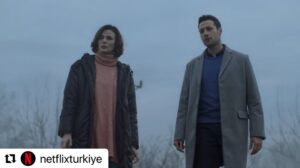 Açelya Devrim Yılhan Instagram - İşler kontrolden çıktığında ne kadar ileri gidebilirsin? Kasaba 11 Aralık’ta sadece Netflix’te. @netflixturkiye