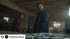 Açelya Devrim Yılhan Instagram - İşler kontrolden çıktığında ne kadar ileri gidebilirsin? Kasaba 11 Aralık’ta sadece Netflix’te. @netflixturkiye