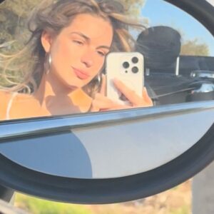 Adèle Castillon Instagram - avant de brûler les festivals il faut brûler au soleil