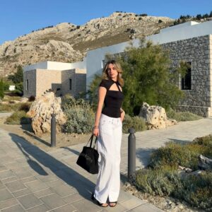 Adèle Castillon Instagram - avant de brûler les festivals il faut brûler au soleil
