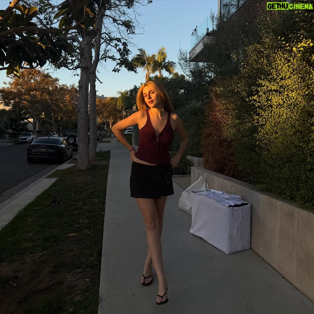 Adèle Castillon - 185.8K Likes - 🚀❤️👻🎃