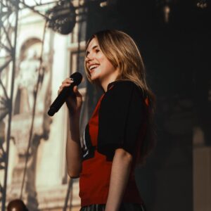 Adèle Castillon Instagram - La tournée s’est terminée dimanche dernier, merci pour votre énergie et votre accueil dans chaque ville ❤️
J’ai vécu le plus bel été de ma vie grâce à vous, j’ai hâte qu’on écrive la suite tous ensemble 🤓