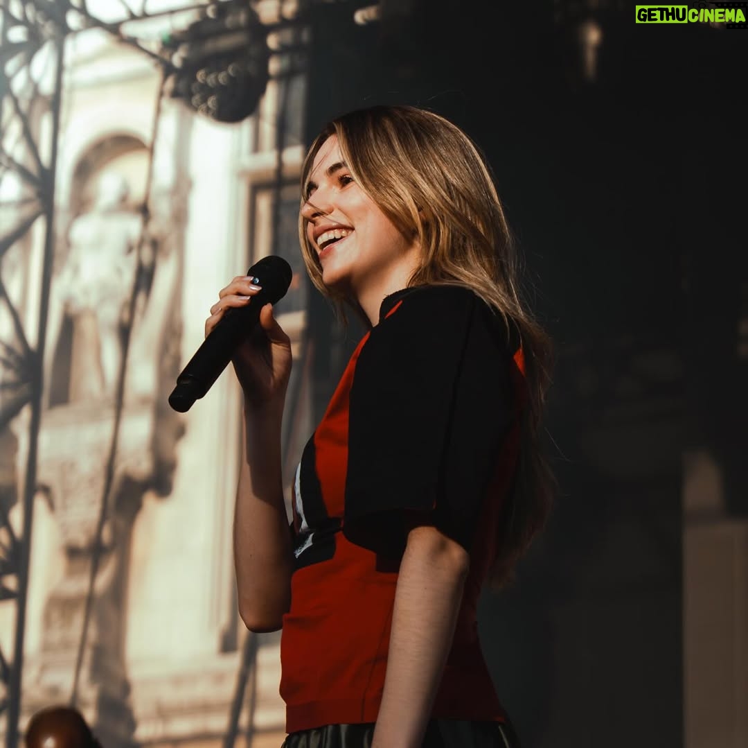 Adèle Castillon - 64.6K Likes - La tournée s’est terminée dimanche dernier, merci pour votre énergie et votre accueil dans chaque ville ❤️
J’ai vécu le plus bel été de ma vie grâce à vous, j’ai hâte qu’on écrive la suite tous ensemble 🤓