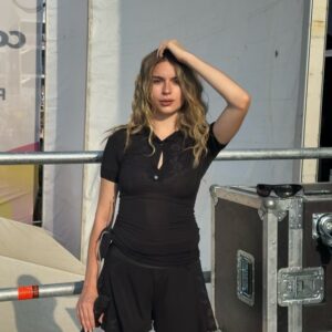 Adèle Castillon Instagram - La tournée s’est terminée dimanche dernier, merci pour votre énergie et votre accueil dans chaque ville ❤️
J’ai vécu le plus bel été de ma vie grâce à vous, j’ai hâte qu’on écrive la suite tous ensemble 🤓