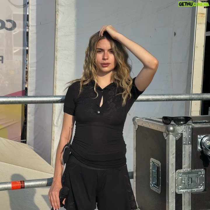 Adèle Castillon - 64.6K Likes - La tournée s’est terminée dimanche dernier, merci pour votre énergie et votre accueil dans chaque ville ❤️
J’ai vécu le plus bel été de ma vie grâce à vous, j’ai hâte qu’on écrive la suite tous ensemble 🤓