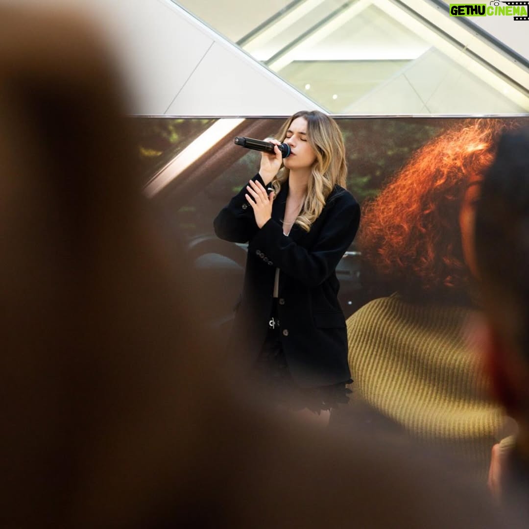 Adèle Castillon - 64.6K Likes - La tournée s’est terminée dimanche dernier, merci pour votre énergie et votre accueil dans chaque ville ❤️
J’ai vécu le plus bel été de ma vie grâce à vous, j’ai hâte qu’on écrive la suite tous ensemble 🤓