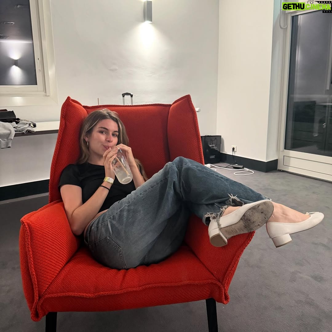 Adèle Castillon - 64.6K Likes - La tournée s’est terminée dimanche dernier, merci pour votre énergie et votre accueil dans chaque ville ❤️
J’ai vécu le plus bel été de ma vie grâce à vous, j’ai hâte qu’on écrive la suite tous ensemble 🤓