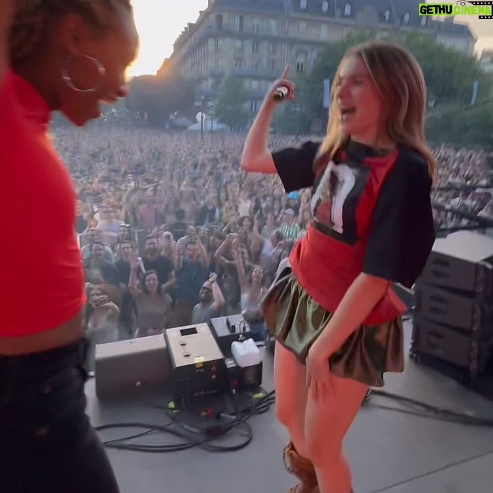Adèle Castillon - 64.6K Likes - La tournée s’est terminée dimanche dernier, merci pour votre énergie et votre accueil dans chaque ville ❤️
J’ai vécu le plus bel été de ma vie grâce à vous, j’ai hâte qu’on écrive la suite tous ensemble 🤓