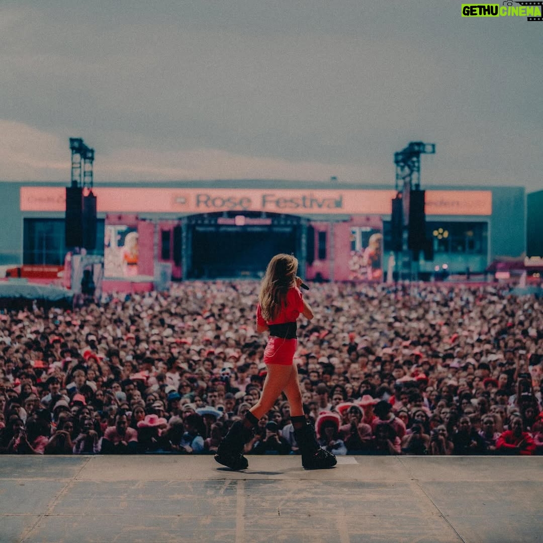 Adèle Castillon - 98.4K Likes - Bientôt la fin des festivals et Le Rose aura mon cœur 4ever 
Merci à mes frères de coeur @bigfloetoli pour leur accueil, Toulouse je t’💕💕💕💕💕💕💕💕💕💕💕💕

@odieuxboby pour la quali 📸📸📸
