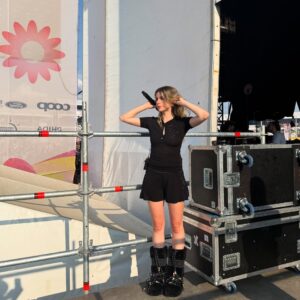 Adèle Castillon Instagram - plus que 3 festivals avant la fin de cette tournée !!! merci de rendre cet été inoubliable 🤝🏻 je vous aime 🧚‍♀️🧚‍♀️🧚‍♀️🧚‍♀️❤️❤️❤️