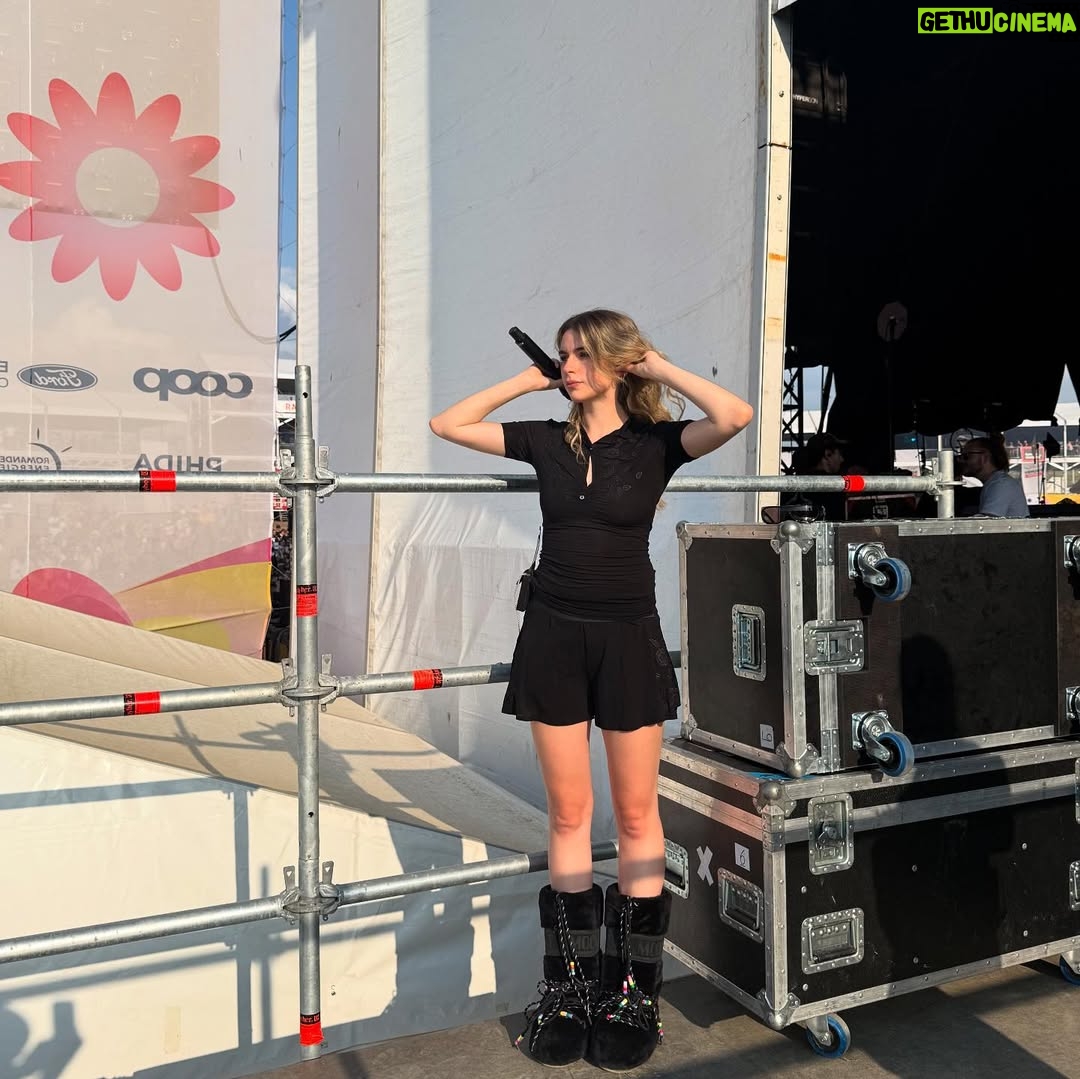 Adèle Castillon - 83.8K Likes - plus que 3 festivals avant la fin de cette tournée !!! merci de rendre cet été inoubliable 🤝🏻 je vous aime 🧚‍♀️🧚‍♀️🧚‍♀️🧚‍♀️❤️❤️❤️