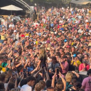 Adèle Castillon Instagram - plus que 3 festivals avant la fin de cette tournée !!! merci de rendre cet été inoubliable 🤝🏻 je vous aime 🧚♀️🧚♀️🧚♀️🧚♀️❤️❤️❤️