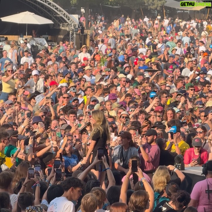 Adèle Castillon - 83.8K Likes - plus que 3 festivals avant la fin de cette tournée !!! merci de rendre cet été inoubliable 🤝🏻 je vous aime 🧚‍♀️🧚‍♀️🧚‍♀️🧚‍♀️❤️❤️❤️