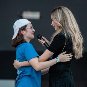 Adèle Castillon Instagram - plus que 3 festivals avant la fin de cette tournée !!! merci de rendre cet été inoubliable 🤝🏻 je vous aime 🧚‍♀️🧚‍♀️🧚‍♀️🧚‍♀️❤️❤️❤️