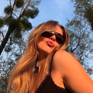 Adèle Castillon Instagram - plus que 3 festivals avant la fin de cette tournée !!! merci de rendre cet été inoubliable 🤝🏻 je vous aime 🧚‍♀️🧚‍♀️🧚‍♀️🧚‍♀️❤️❤️❤️